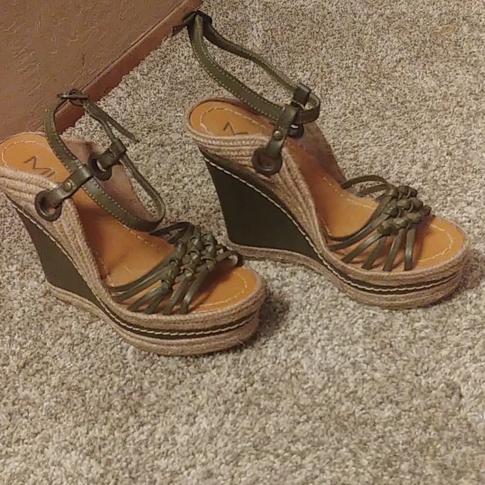 Mia wedge heals